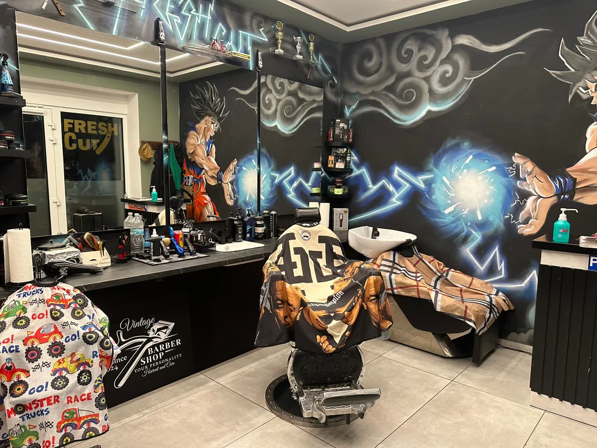 Innenraum von FreshCut Darmstadt: Barberstuhl vor einem großflächig gesprühten Wandbild