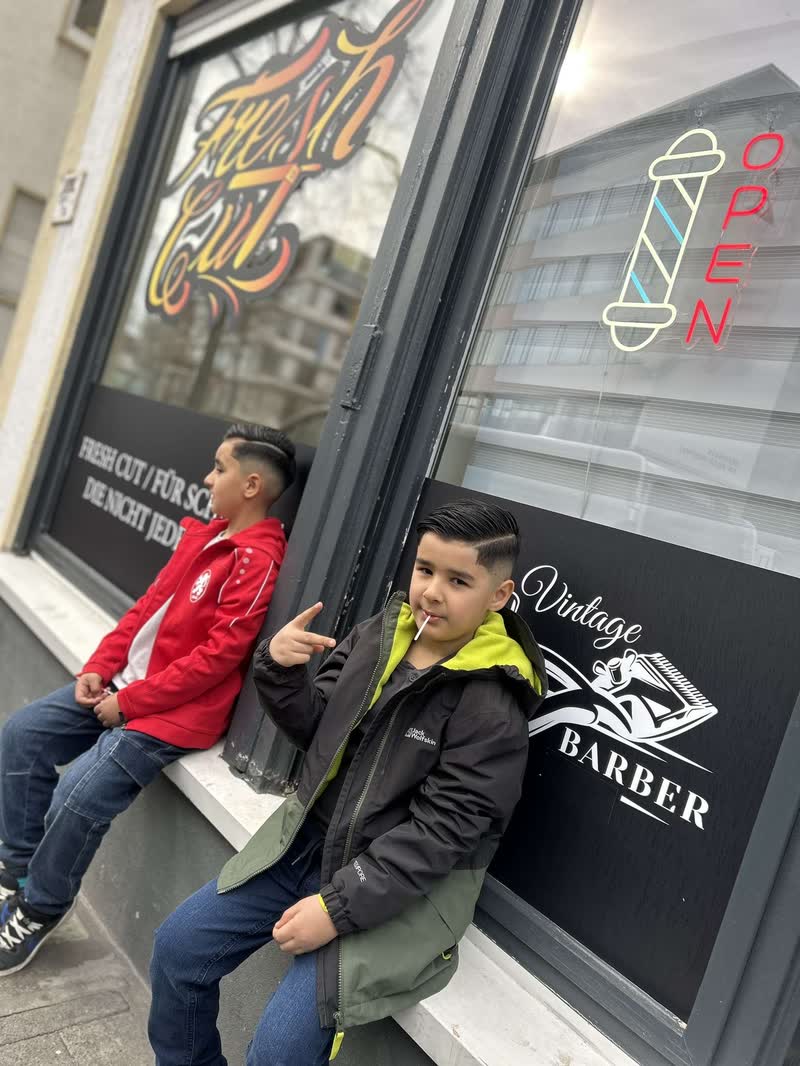 Zwei Jungen mit frischem Haarschnitt vor dem Schaufenster von FreshCut Darmstadt