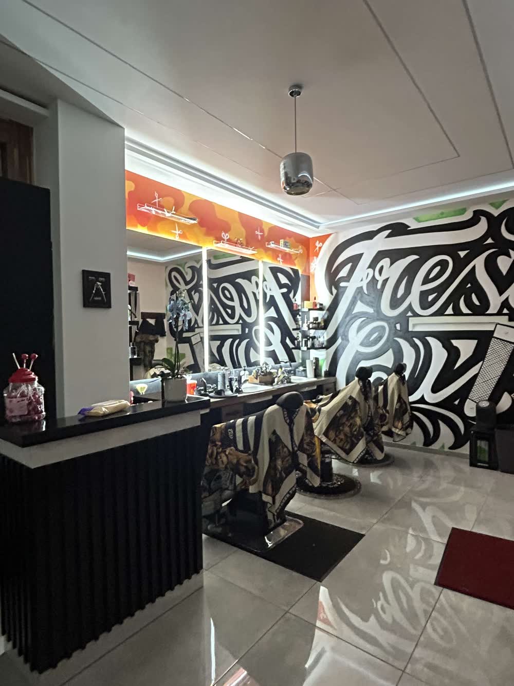 Barberplätze bei FreshCut Darmstadt vor einer Wand mit großem FreshCut-Schriftzug